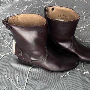 FRYE Melissa Button Zip Short Boot women’s size 7 in Dark Brown BNIB